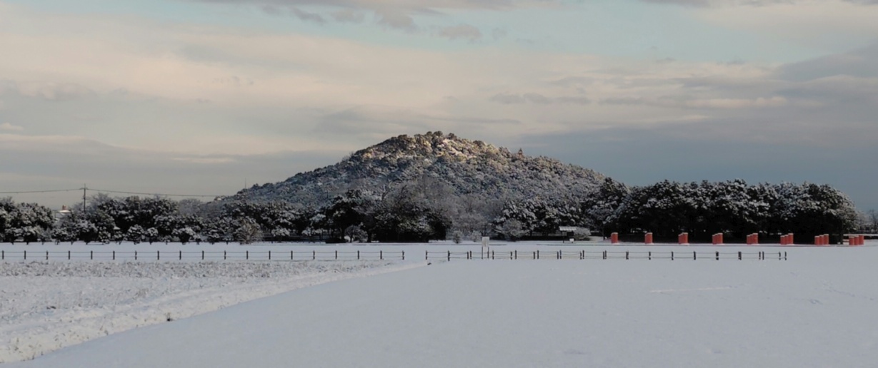 藤原京から見た雪の日の耳成山