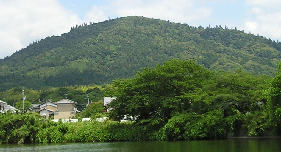 箸墓古墳の近くの池から見た三輪山