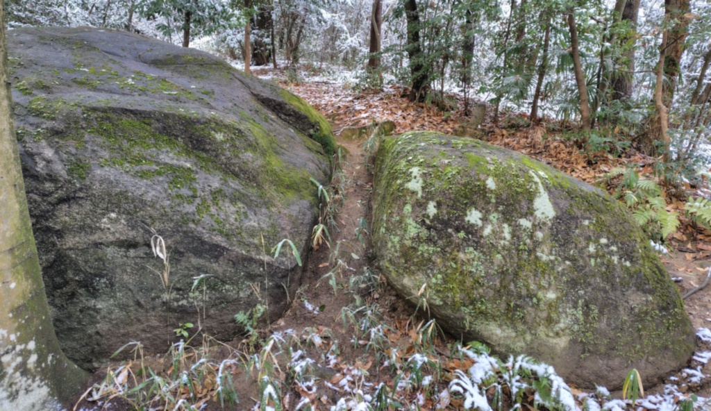 藤原京から見た雪の日の、天香具山にある『月の誕生石』