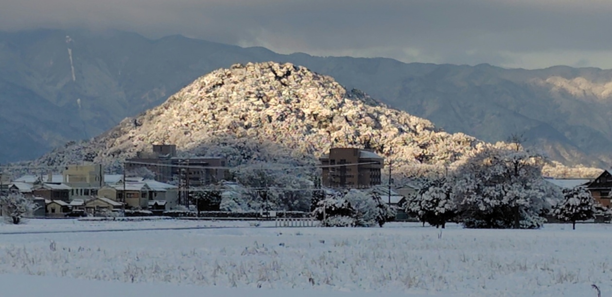 藤原京から見た雪の日の畝傍山